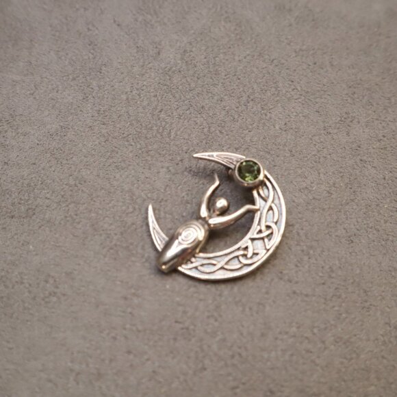 Vintage Sterling Silver Celtic Moon Goddess Pendant with Green Gemstone - Picture 5 of 7